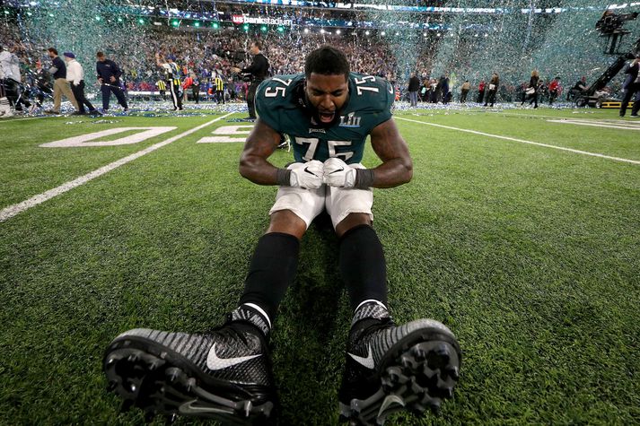 Vinny Curry, leikmaður Philadelphia Eagles, fagnar sigri í nótt.