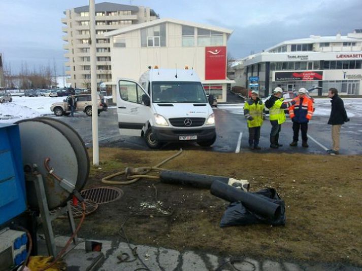 Hitaveitulögn fór í sundur.