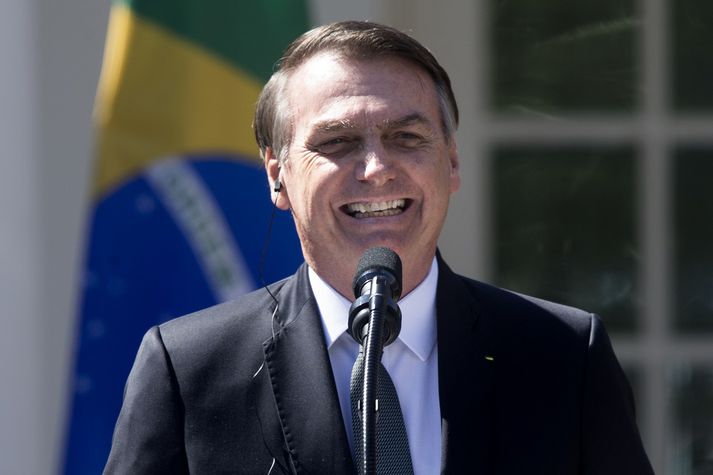 Bolsonaro var kampakátur í Hvíta húsinu í gær. Ekki eru allir landar hans eins kátir með störf hans sem forseti.