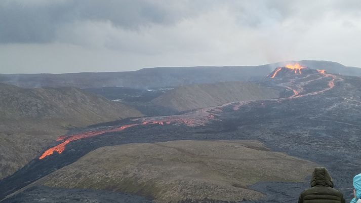 Það er góður kraftur í gosinu þessa stundina. Göngumaður náði þessari mynd þegar hraunið var byrjað að leka niður brekkuna í Nátthaga.