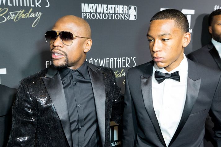 Mayweather mætir í afmælið ásamt syni sínum, Koraun. Afmælið var auðvitað risaviðburður með rauðum dregli og öllu tilheyrandi.