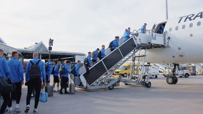 Landsliðsmenn Íslands fara um borð í vélina sem flutti þá frá Munchen til Sarajevo, um klukkustund á eftir áætlun.