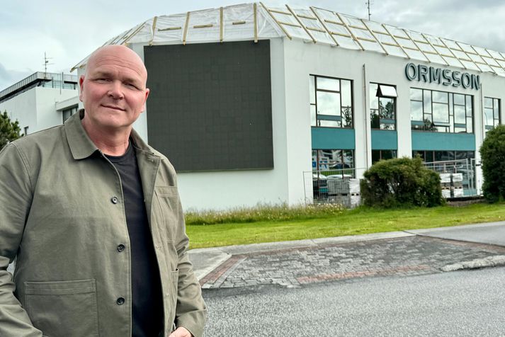 Kjartan sést hér við hið umdeilda skilti. Ef hann myndi kveikja á því myndi það kosta 150 þúsund krónur á dag.