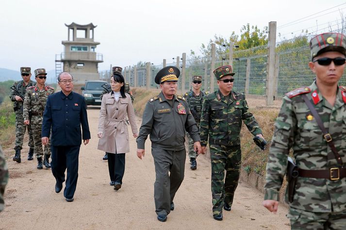 Kim Yo Jong, systir einræðisherrans Kim Jong Un í kynningarferð nærri hlutlausa svæðinu milli Norður- og Suður-Kóreu í gær.