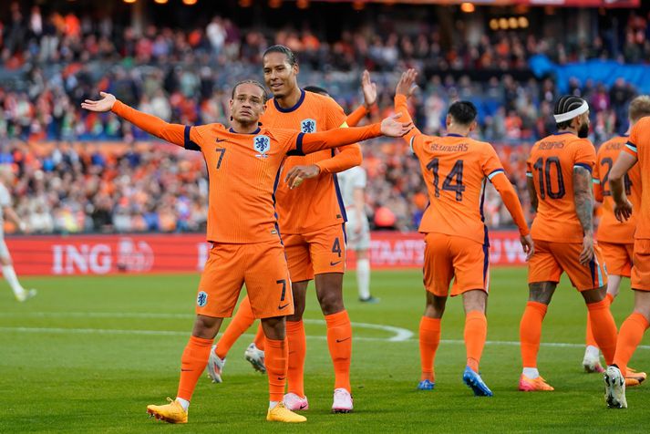  Xavi Simons og Virgil van Dijk fagna fyrsta marki Hollendinga.
