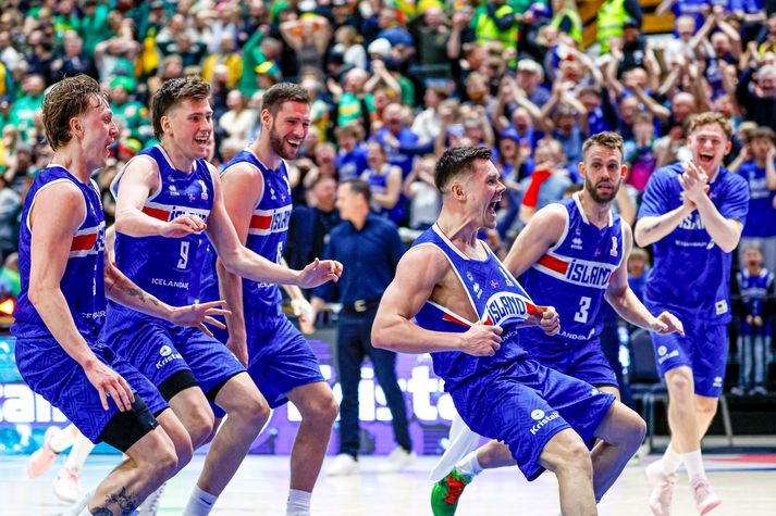 Elvar Már Friðriksson fagnar sigurkörfu sinni sem samkvæmt reglunum átti aldrei að fá að standa.