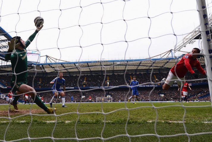 Petr Cech ver hér stórkostlega frá Hernandez
