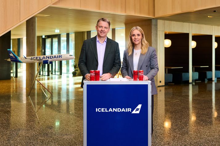 Bogi Nils Bogason, forstjóri Icelandair, og Anna Regína Björnsdóttir, forstjóri Coca-Cola á Íslandi, við undirritun samningsins.