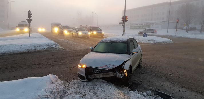 Þessi Audi-bifreið fór ekki vel út úr árekstrinum.