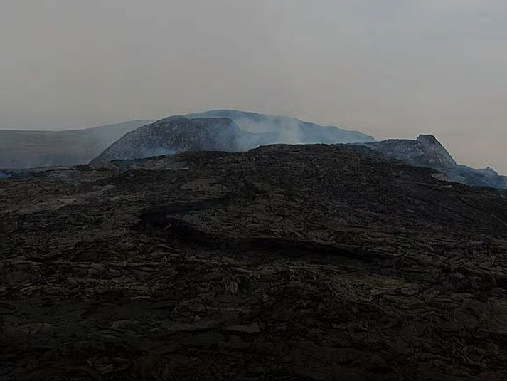 Sjónarspilið á gosstöðvunum hefur oft verið meira en upp úr klukkan eitt í dag, þegar þetta skjáskot af vefmyndavél Vísis er tekið.