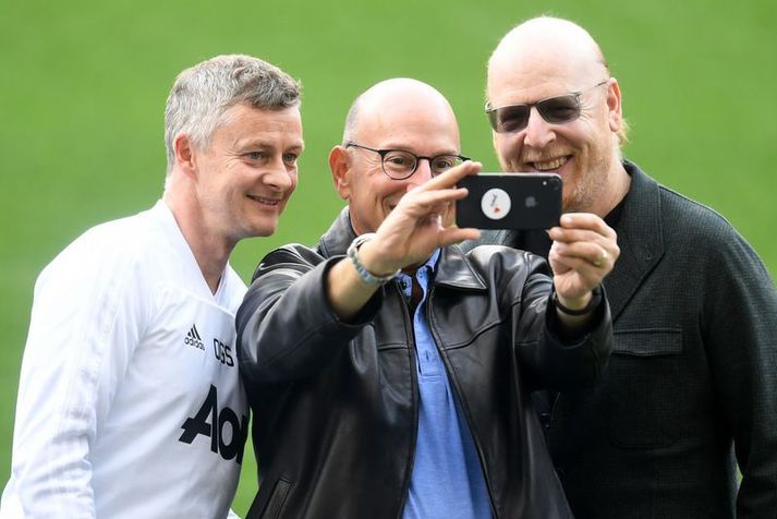 Ole Gunnar Solskjær með Avram Glazer og bróður hans.