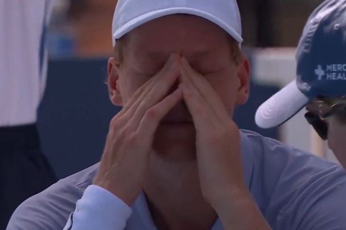 Jannik Sinner varð að hætta keppni og gefa Carlos Alcaraz sigurinn á Cincinnati Open.
