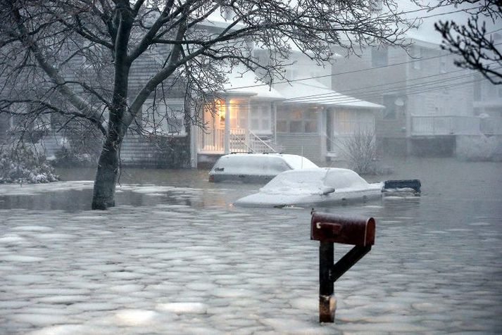 Sjór gekk á land í bænum Scituate í Massachusetts vegna óveðursins.