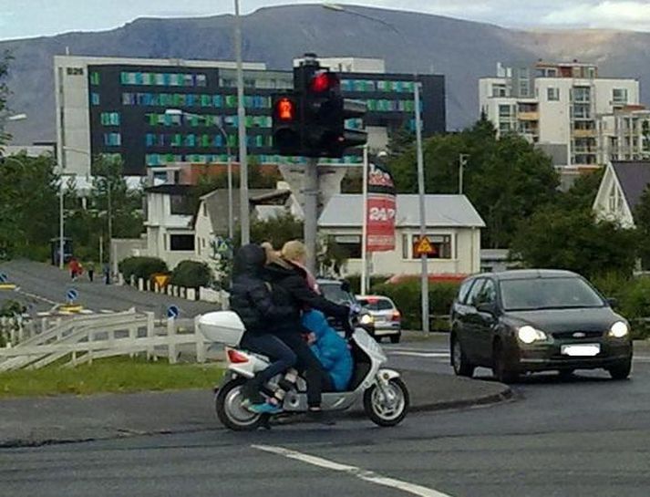 Þessi mynd náðist af vítaverðum akstri þriggja ungmenna á vespu.