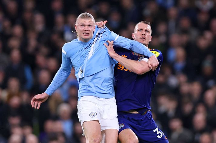 Dan Burn tekur hér vel á Erling Braut Haaland í leik Manchester City og Newcastle United í ensku úrvalsdeildinni.