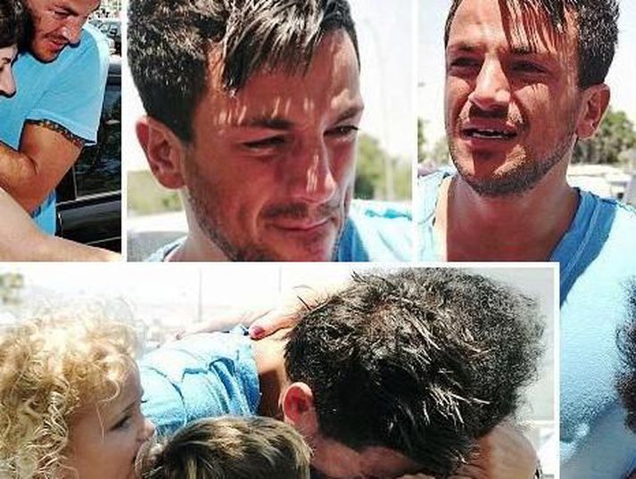 Peter Andre hefur fellt mörg tár yfir sambandsslitunum. Á þessum myndum má sjá þegar hann tók á móti móður sinni er hún kom frá Ástralíu til London stuttu eftir sambandsslitin.