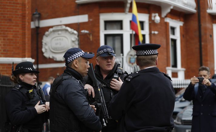 Lögregluþjónar fyrir utan sendiráð Ekvador í London í morgun.