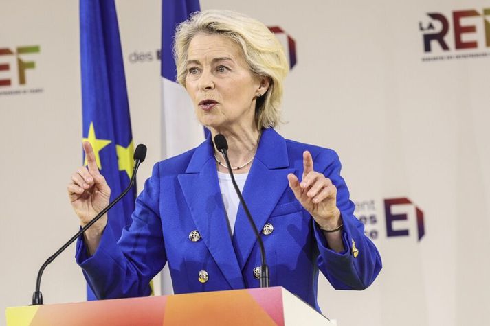 Ursula von der Leyen á ráðstefnu frönsku atvinnurekendasamtakanna MEDEF í París. Þar sagði hún of mikinn sparnað evrópskra heimila liggja á bankareikningum og að skapa þyrfti hvata svo hann færi í fjárfestingar í Evrópu. 