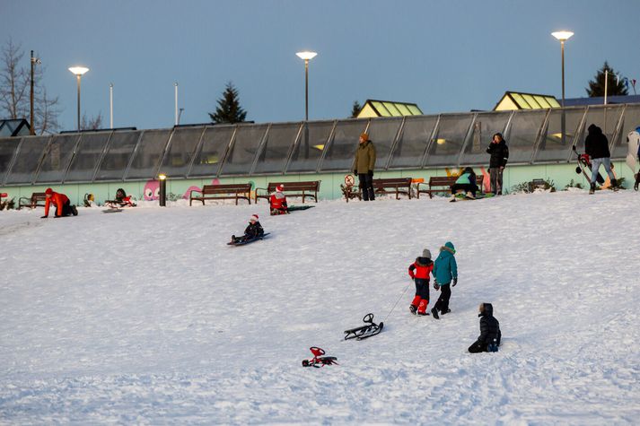 Víða nýtti fólk sér ofankomu gærdagsins til þess að renna sér á sleða, fara á skíði eða byggja snjókarla.