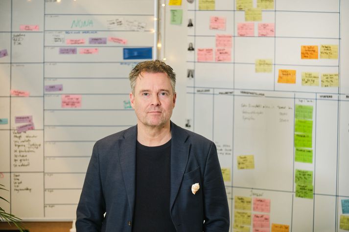 Trausti Haraldsson, framkvæmdastjóri Prósents, afhendir viðurkenningarnar.