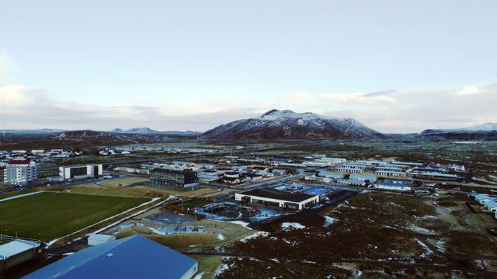 Grindavík með fjallið Þorbjörn í baksýn.