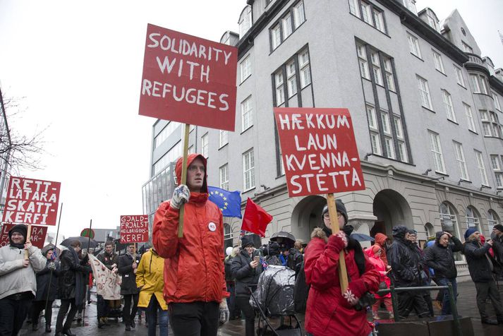 Mannfjöldinn gekk fylktu liði eftir Austurstræti en fjölmargir útbjuggu skilti til að koma baráttumálum sínum á framfæri.