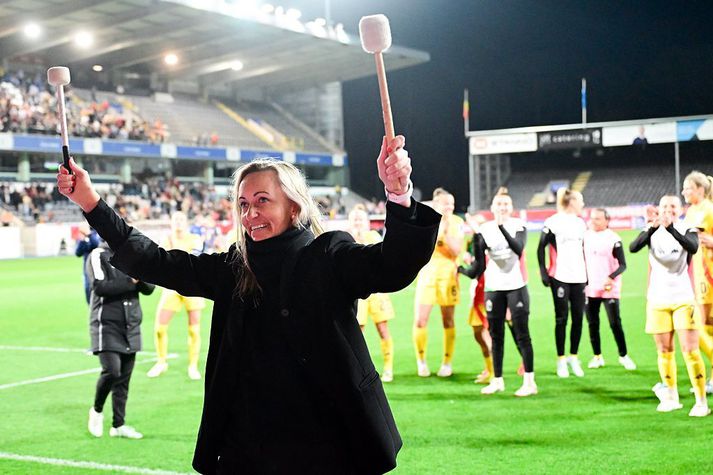 Elísabet Gunnarsdóttir með trommukjuðana á lofti eftir sigurinn frábæra gegn Englandi í fyrrakvöld.