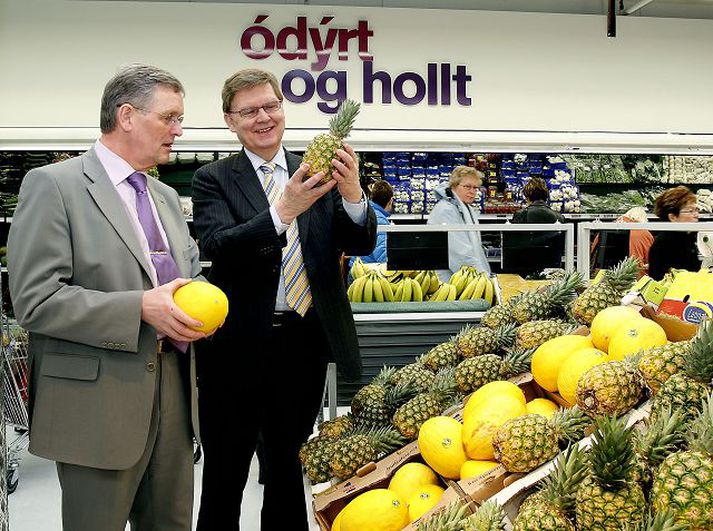  Jón Helgi Guðmundsson, forstjóri Kaupháss, skoðar ananas og melónur með Vilhjálmi Þ. Vilhjálmssyni, fyrrverandi borgarstjóra.Fréttablaðið/GVA