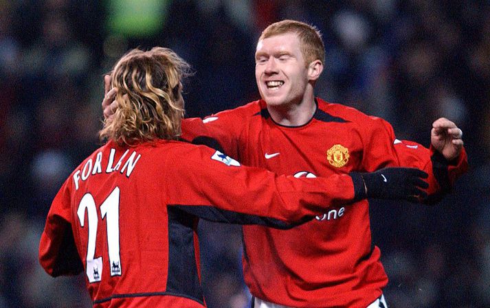 Scholes og Forlan fagna saman.