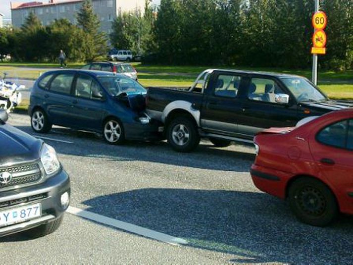 Hér sést hvernig fólksbíllinn skall aftan á jeppanum.