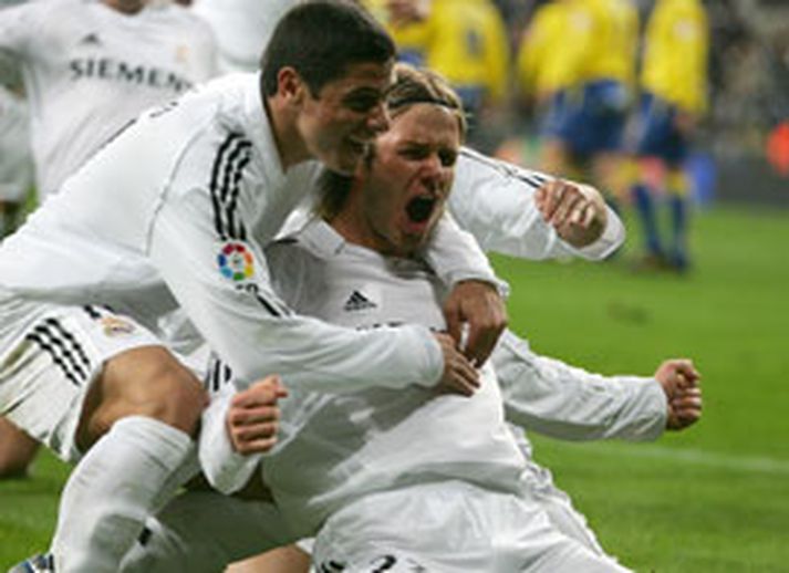 Beckham fagnaði ógurlega þegar hann kom Real Madrid yfir, 2-1 enda mátti hann það alveg. Markið var stórglæsilegt, smurt upp undir vinkil. Brasilíumaðurinn Cicinho kom fyrstur með að fagna.
