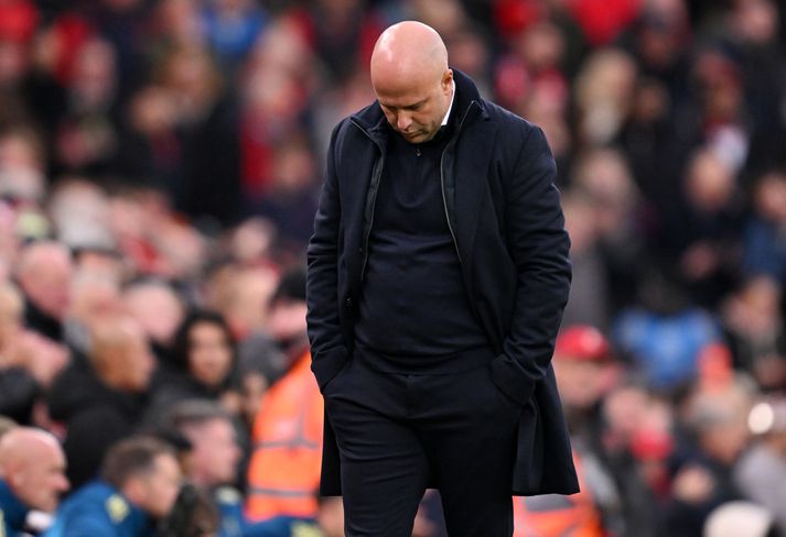 Arne Slot, knattspyrnustjóri Liverpool, sést hér niðurlútur á hliðarlínunni í leiknum á móti Nottingham Forest í dag.
