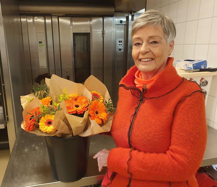 Jóna Ingvarsdóttir, formaður Soroptimistaklúbbs Suðurlands við fallegan blómvönd frá Espiflöt í Bláskógabyggð en svona blómvendi er verið að selja á meðan átakið stendur yfir.