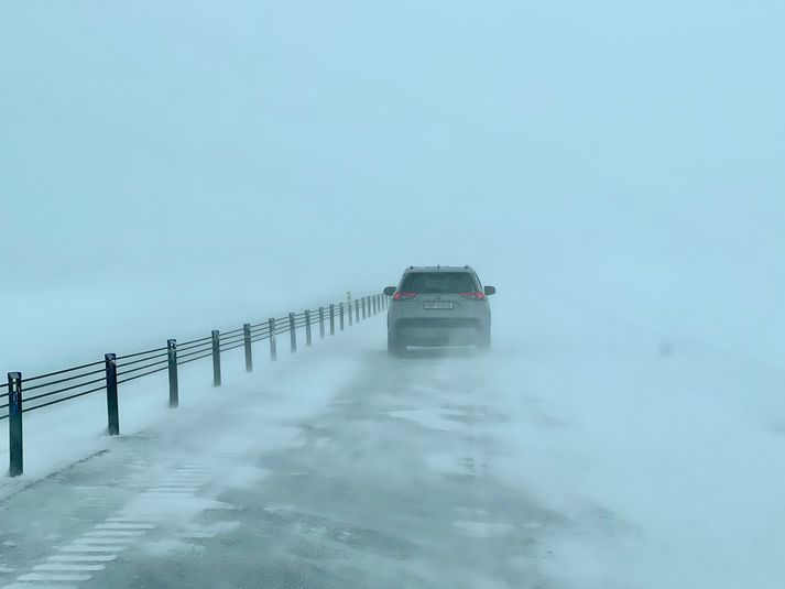 Veginum yfir Hellisheiði var lokað fyrr í dag en hann hefur verið opnaður á ný. 