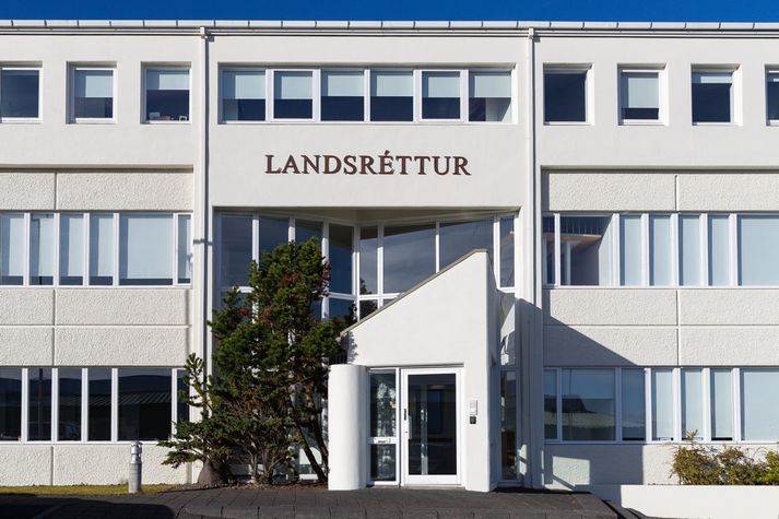 Landsréttur úrskurðaði manninn í áframhaldandi gæsluvarðhald.