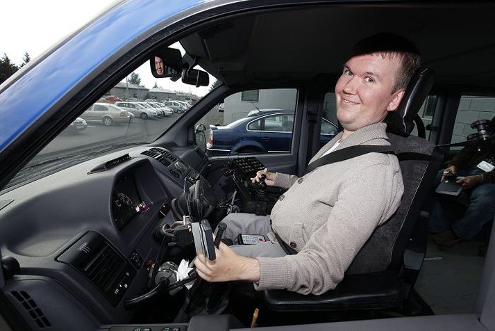 Farið á rúntinn Það er mikið frelsi fyrir Hallgrím að þurfa ekki að niðurnegla tilveruna í tímatöflu með aðstoðarmanni og bílstjóra en geta sjálfur farið inn í bíl og brunað til Skagafjarðar þegar sú ramma taug togar í.fréttablaðið/valli
