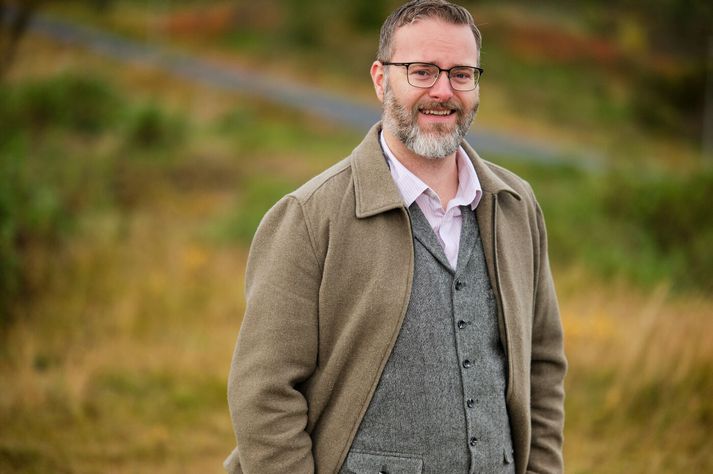 Ólafur Kári Júlíusson, vinnusálfræðingur og eigandi Vinnuvís ráðgjafaþjónustu, segir langtímaatvinnuleysi í raun vera endalaust höfnunarferli. Miklu skipti að vera ekki í neinum Pollyönnuleik þegar málin eru rædd, þetta sé bara ógeðslega erfið staða fyrir fólk að vera í.