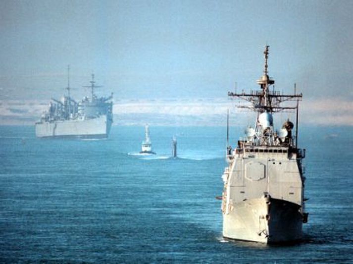 Hér sést USS Normandy á ferð um Súes skurðinn.