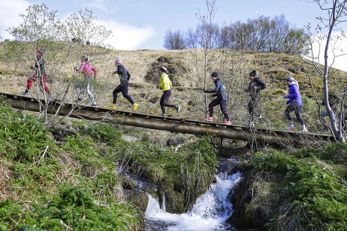 Keppendur á leiðinni upp Esjuna klukkan tólf í dag.