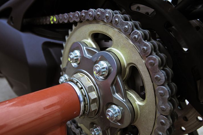 Fórnarlambið hélt því fram að árásarmaðurinn hefði notað mórtorhjólakeðju. Lögreglumenn rannsökuðu þó ekki íbuðina eða leituðu að keðju.