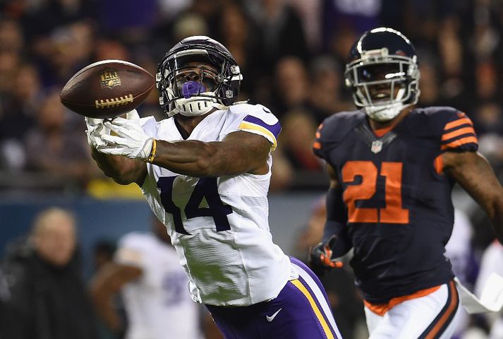 Of langt. Stefon Diggs nær ekki að grípa sendingu fyrir Vikings í nótt.