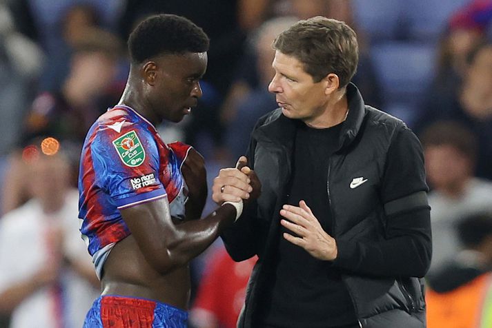 Oliver Glasner ræðir hér við fyrirliða sinn Marc Guehi en þessi öflugi leikmaður gæti verið á förum til Manchester City.