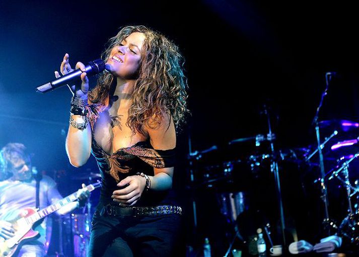 Shakira Kólumbíska söngkonan er trúlofuð en það breytti ekki þeirri staðreynd að sögusagnir um ástarsamband hennar við Robbie Williams fóru á kreik. Þau neituðu þessum orðrómi bæði.
