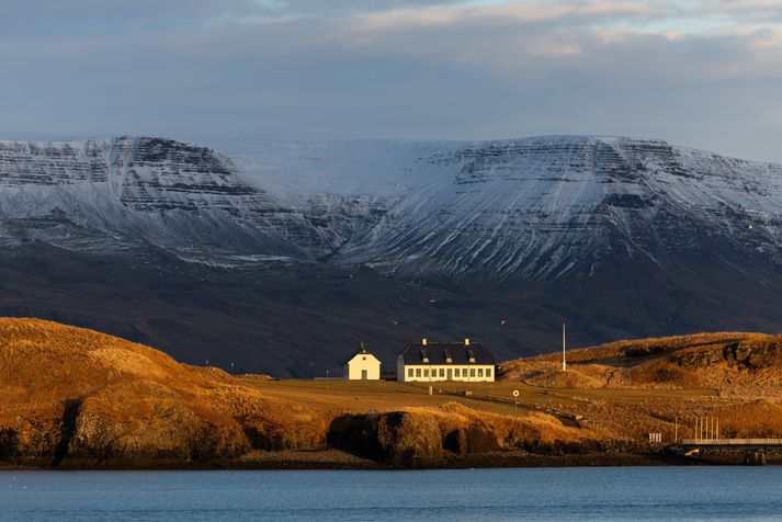 Maðurinn slasaðist ofarlega á Esjunni.