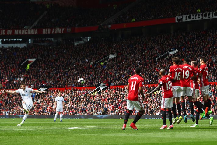 Gylfi skorar hér beint úr aukaspyrnu á Old Trafford.