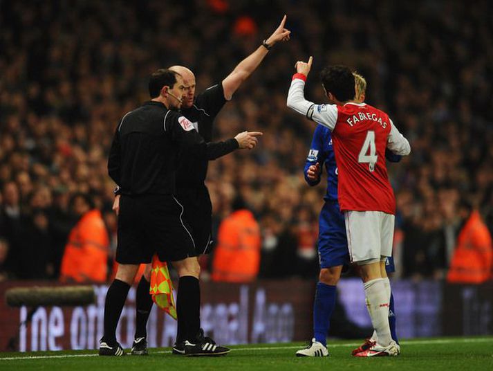 Cesc Fabregas mótmælir hér í leiknum í kvöld.
