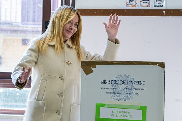 Giorgia Meloni, forsætisráðherra Ítalíu, þegar hún greiddi atkvæði í þjóðaratkvæðagreiðslunni í Róm í gær. Um 57 prósent kjósenda þar höfnuðu tillögum hennar að breytingum á dómskerfinu.