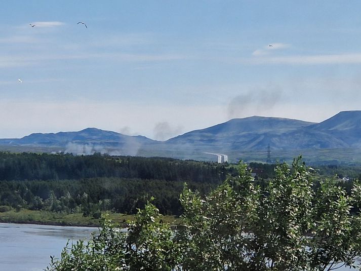 Hér má sjá reyk stíga upp frá eldinum.