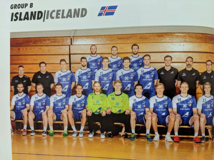 Liðsmynd Íslands í opinberu tímariti heimsemeistaramótsins í handbolta.