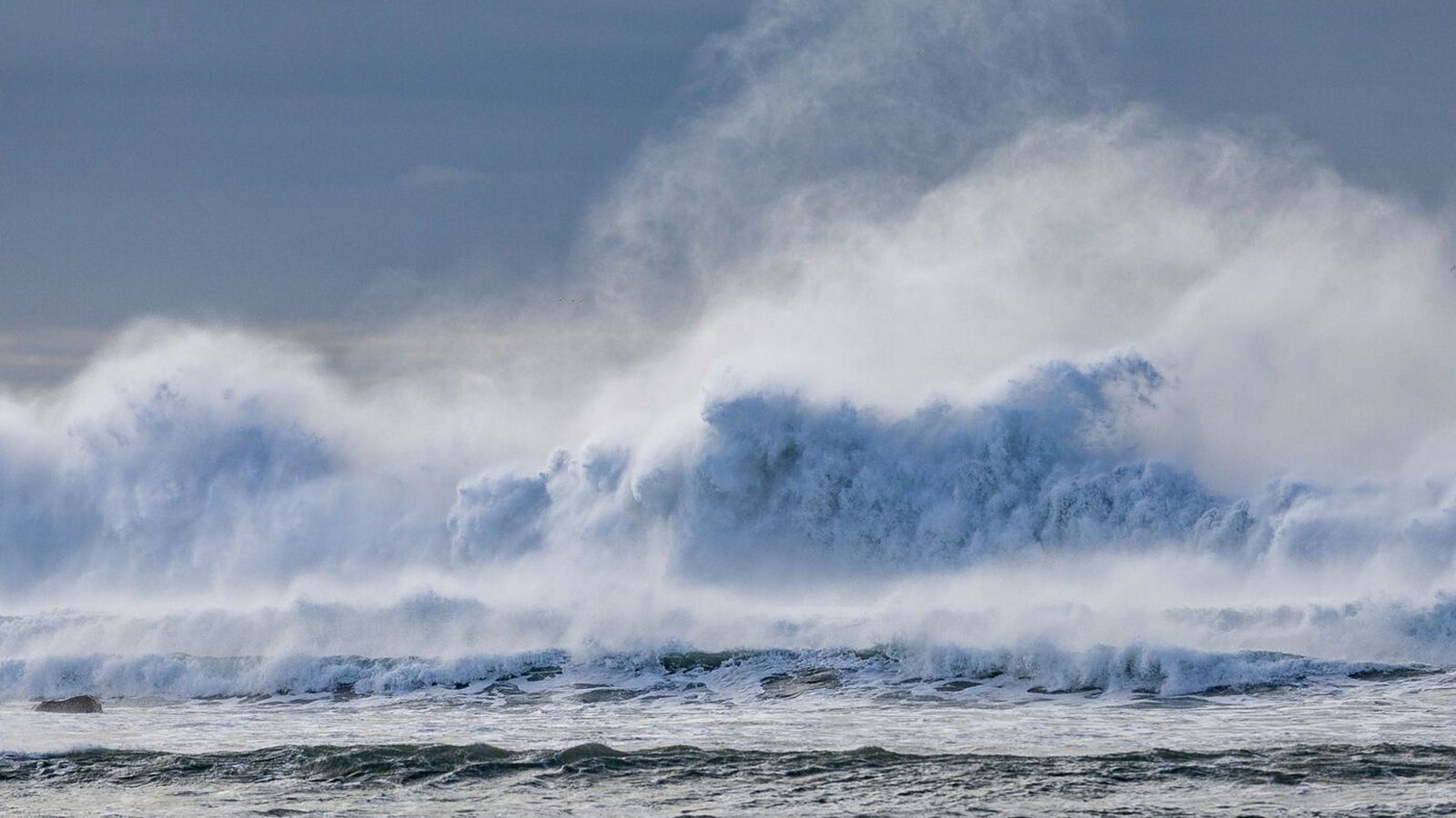Hvassir vindstrengir með suðausturströndinni